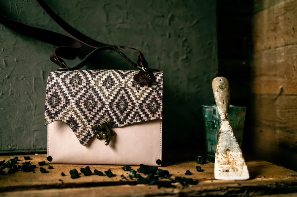 Handtas met leder en hout. Roze body, rabat meerkleurige print